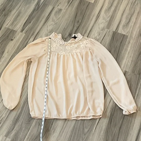 BCBGMaxAzria Cream Floral Lace Blouse Size M Excellent Condition - Picture 8 of 9